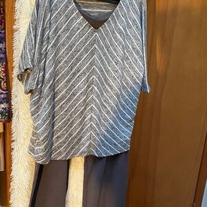 Mix And Match Women’s Cato Top (22/24W) and Mix & Co Pants (2X).